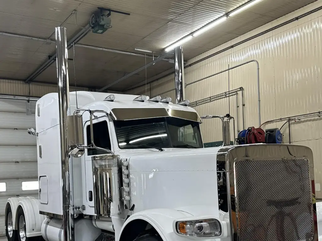 [SLI001078] Peterbilt 3-Series Old Style Reverse Bow Tie Visors (10"-7", No Lights)