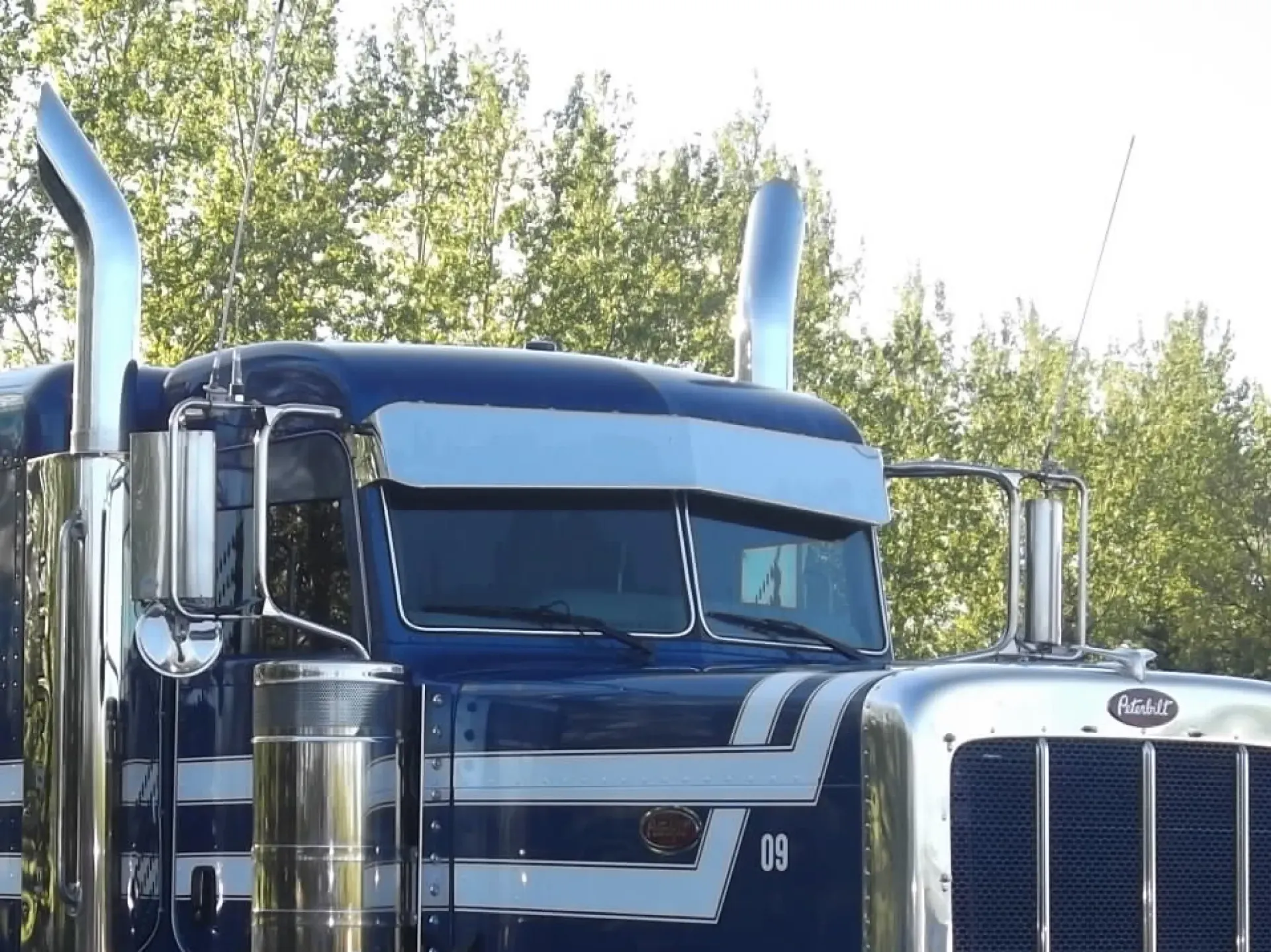 Peterbilt 3-Series One-Piece Reverse Bow Tie 9"-8" Visors